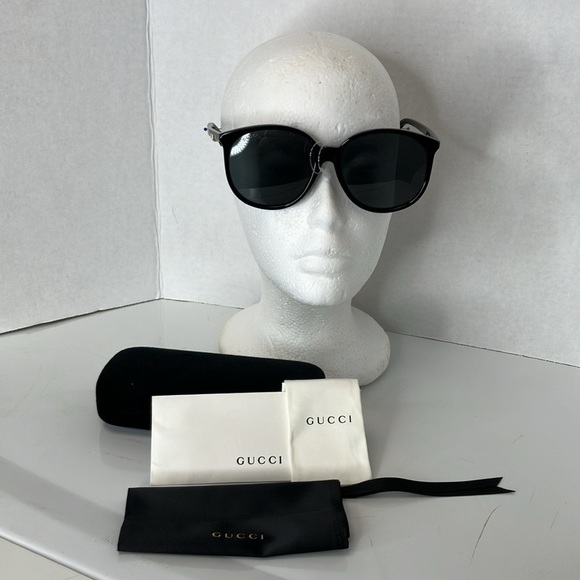 Gucci black sunglasses with Gucci black sunglasses case - Picture 1 of 8